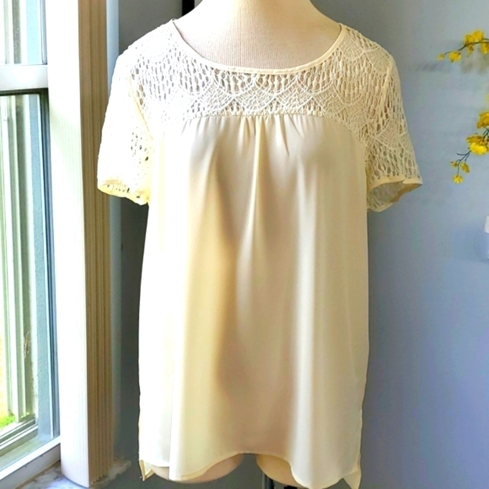 METAPHOR, beautiful short sleeve blouse. Size medium cream color. Crochet lace,